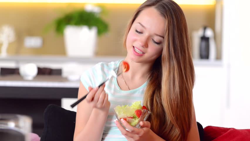 Con gái 14 tuổi chỉ ăn cá và rau xanh, tốt hay xấu?