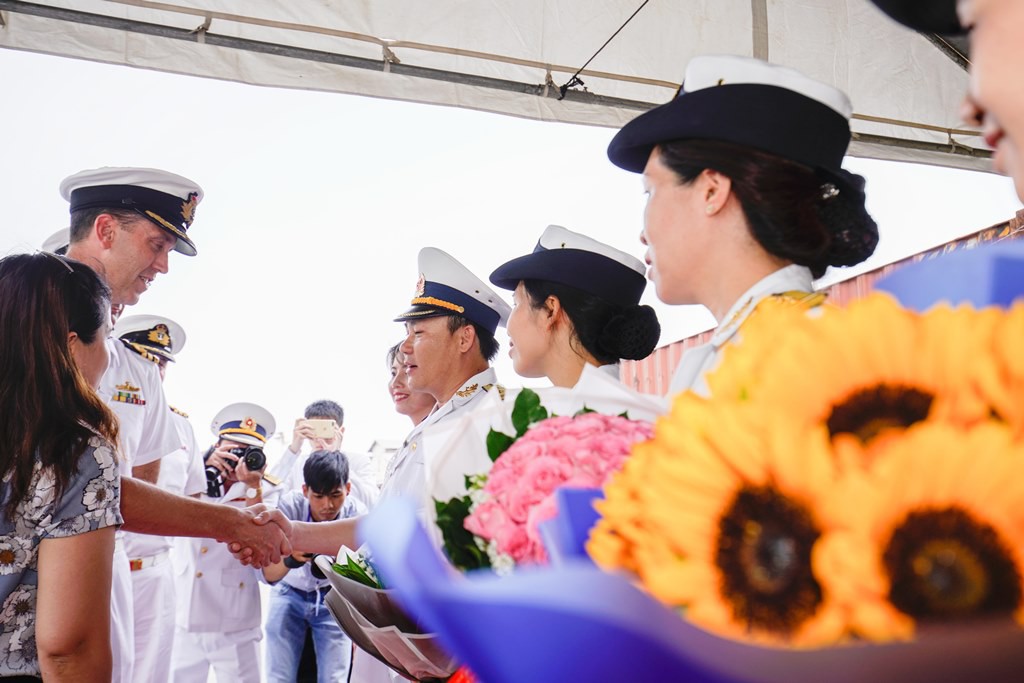 Ba t&agrave;u Hải qu&acirc;n Ho&agrave;ng gia &Uacute;c vừa cập cảng S&agrave;i G&ograve;n - Ảnh 7.