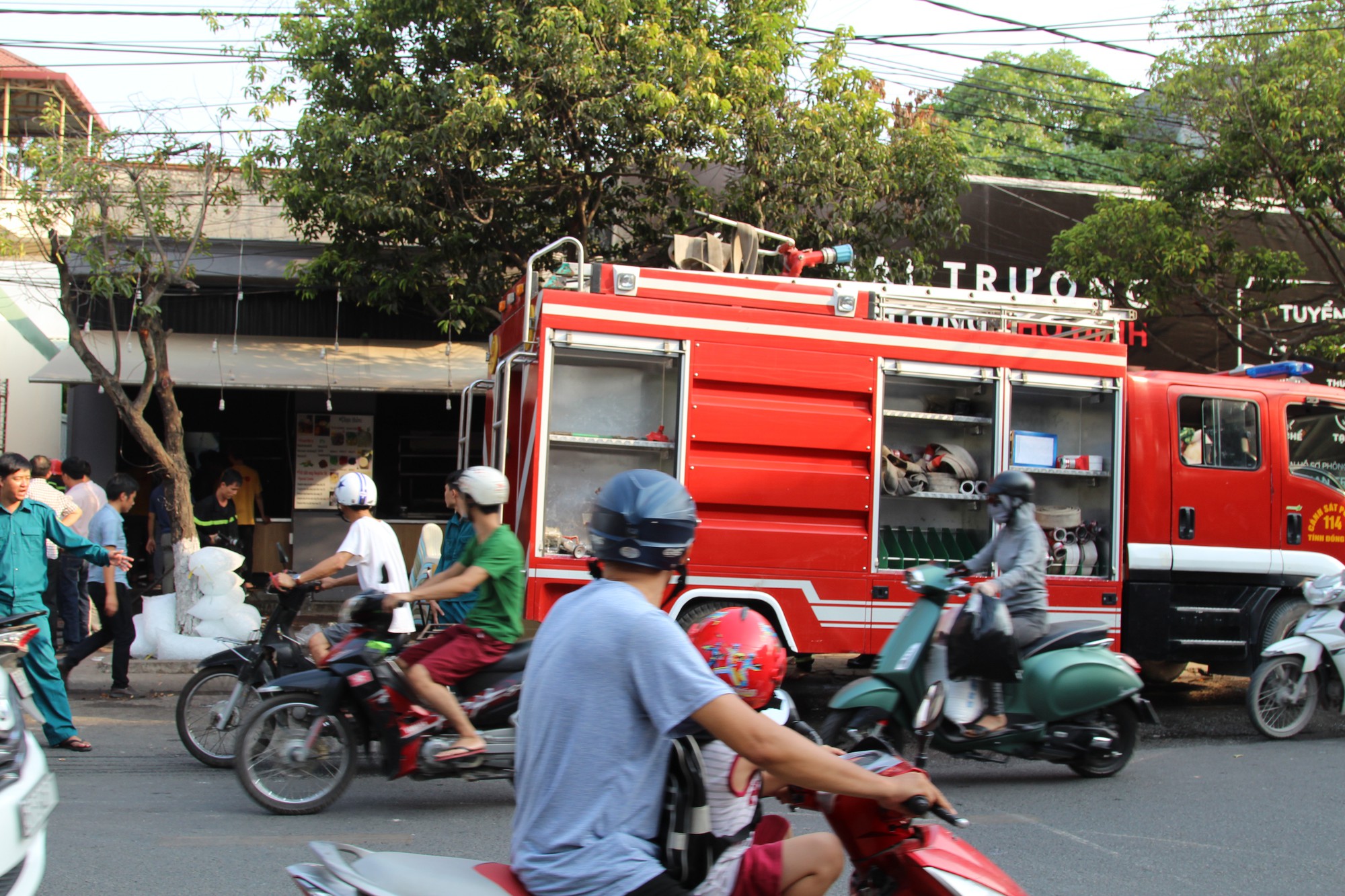 Cháy nhà, quán trà sữa tan hoang