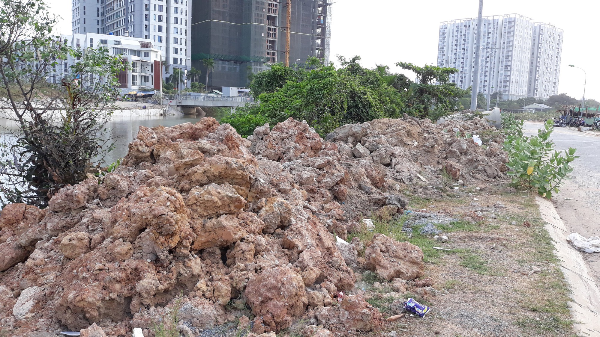 Đổ trộm bùn đất trong khu dân cư