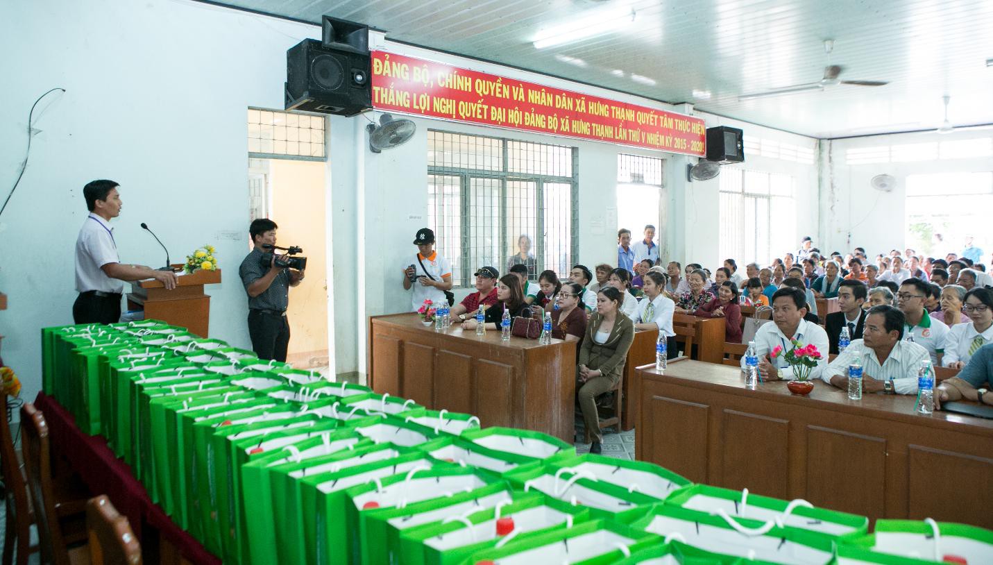 Địa ốc Long Ph&aacute;t tặng qu&agrave; cho c&aacute;c hộ ngh&egrave;o ở Tiền Giang - Ảnh 1.