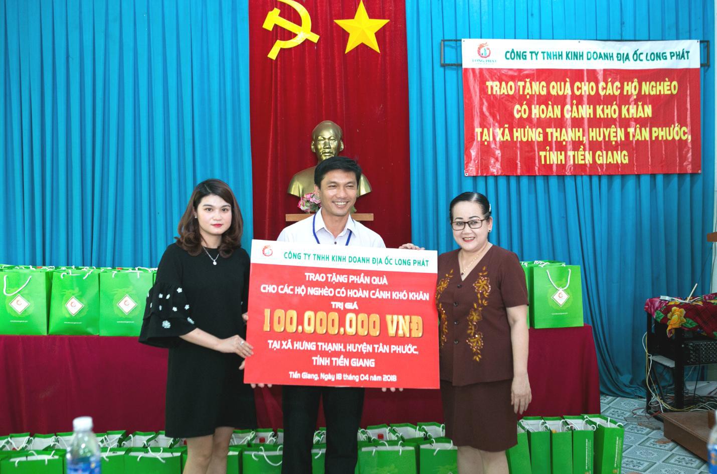 Địa ốc Long Ph&aacute;t tặng qu&agrave; cho c&aacute;c hộ ngh&egrave;o ở Tiền Giang - Ảnh 2.
