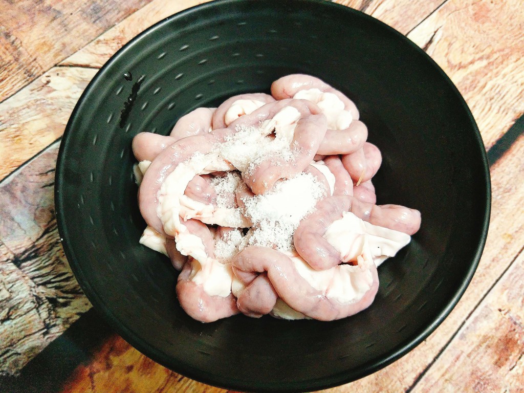 Đậm đà lòng heo chiên mắm - Ảnh 2.