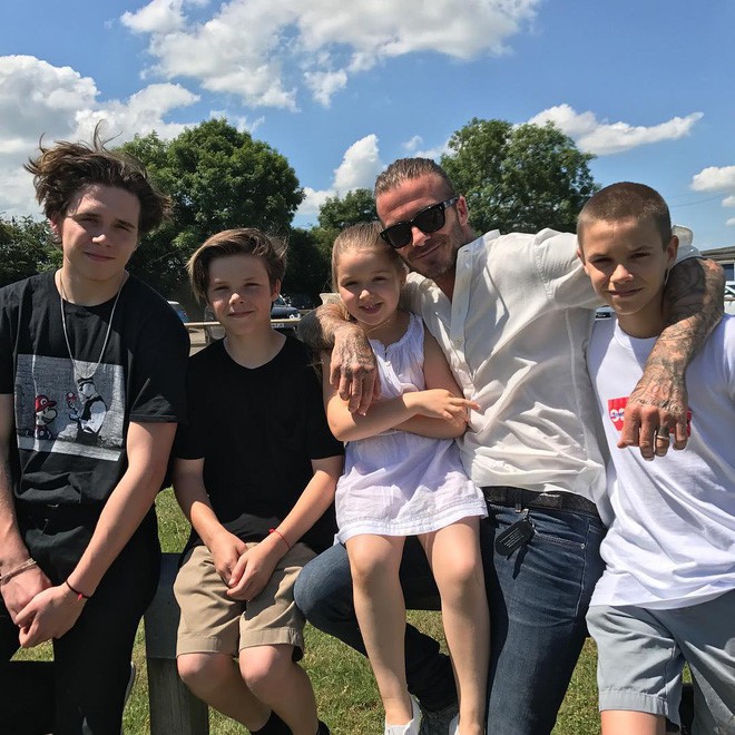 Gia đình hạnh phúc của Beckham và 4 người con sau 20 năm