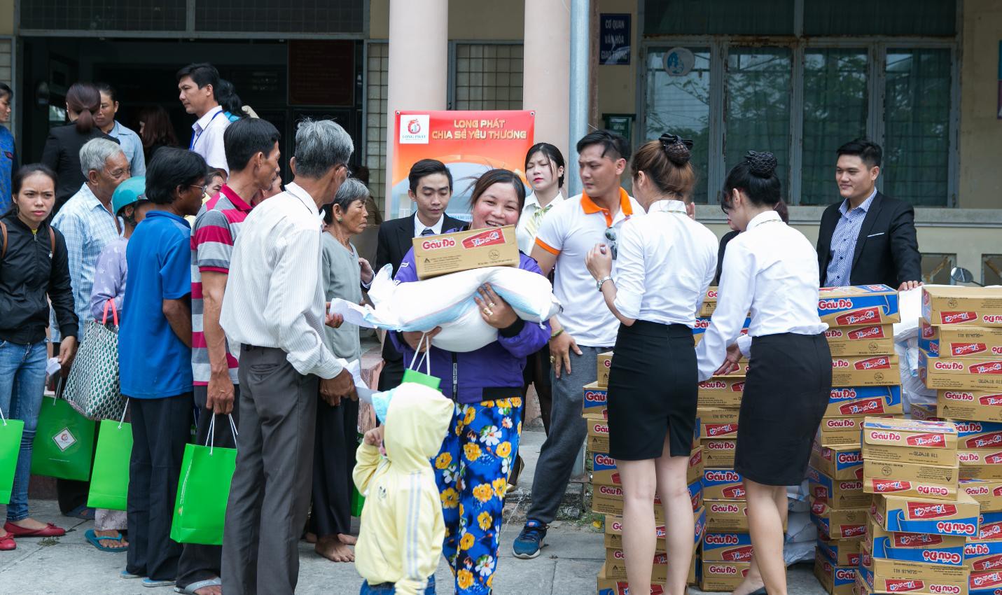 Địa ốc Long Ph&aacute;t tặng qu&agrave; cho c&aacute;c hộ ngh&egrave;o ở Tiền Giang - Ảnh 3.