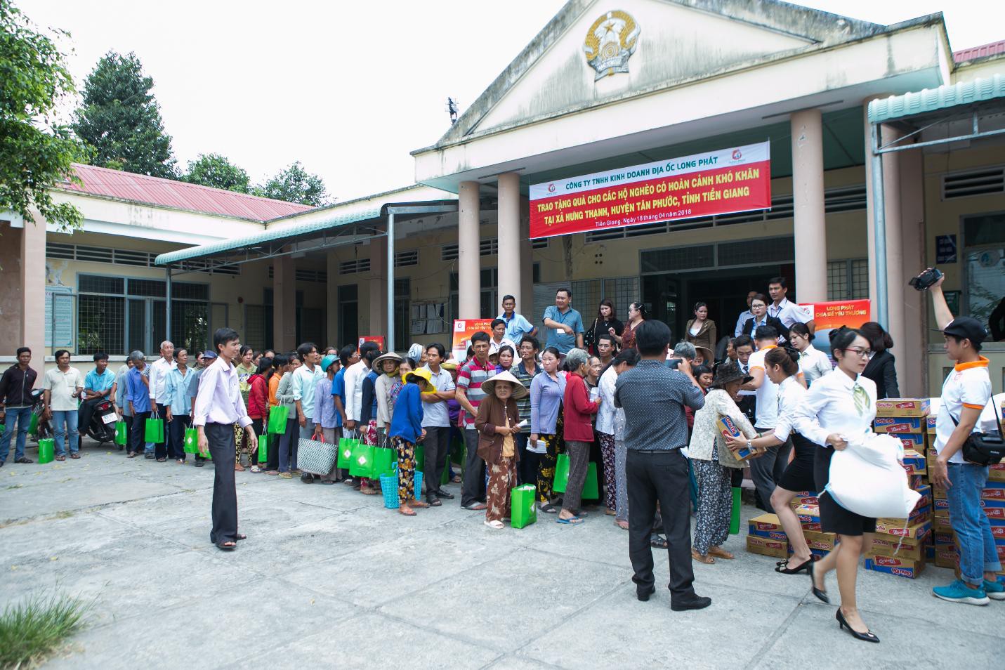 Địa ốc Long Ph&aacute;t tặng qu&agrave; cho c&aacute;c hộ ngh&egrave;o ở Tiền Giang - Ảnh 4.