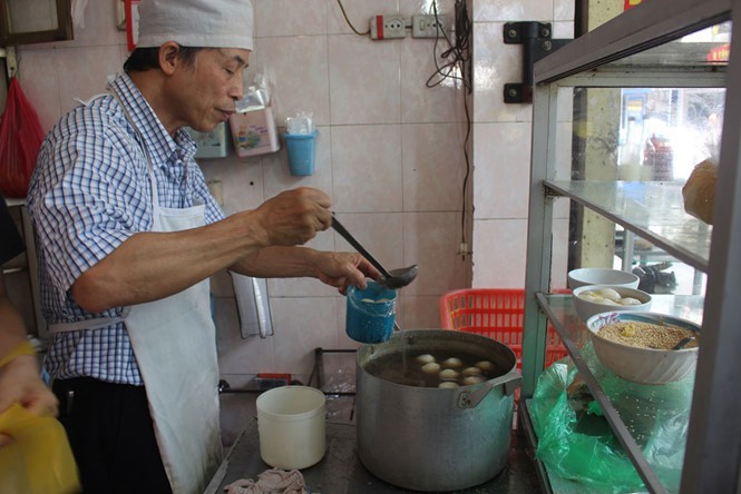Nơi người Hà Nội kiên nhẫn xếp hàng dài chờ mua... chè - Ảnh 5.