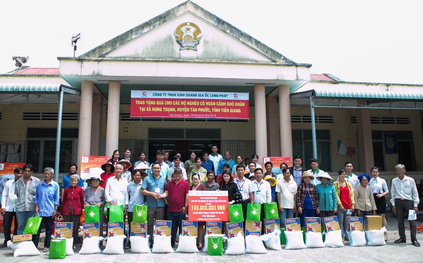 Địa ốc Long Ph&aacute;t tặng qu&agrave; cho c&aacute;c hộ ngh&egrave;o ở Tiền Giang - Ảnh 5.