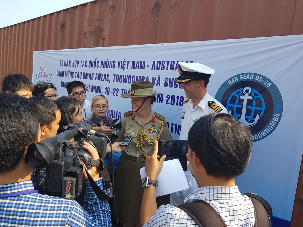 Ba t&agrave;u Hải qu&acirc;n Ho&agrave;ng gia &Uacute;c vừa cập cảng S&agrave;i G&ograve;n - Ảnh 12.