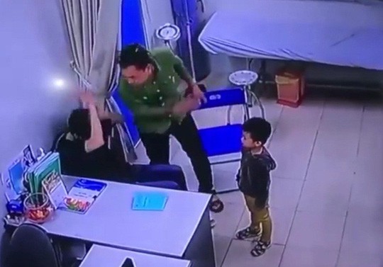 H&agrave;nh hung b&aacute;c sĩ: L&agrave;m sao ngăn ngừa? - Ảnh 1.