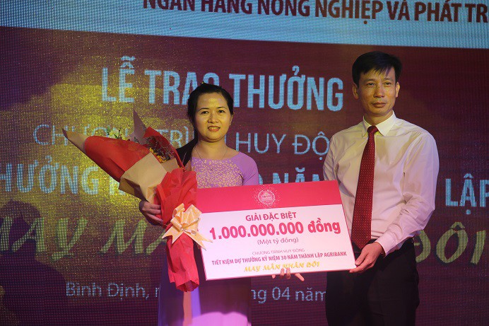 Gửi tiết kiệm ở Agribank, một phụ nữ trúng thưởng 1 tỉ đồng