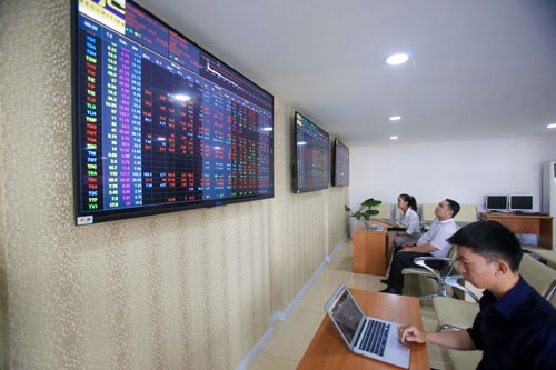 "Rót" tiền vào chứng khoán hay đất?