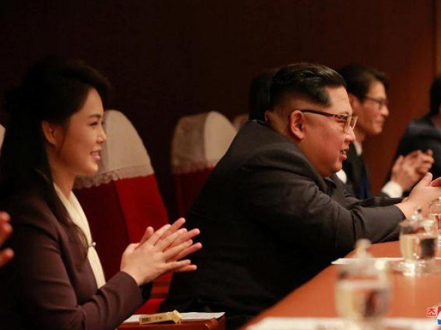 Vợ chồng &ocirc;ng Kim Jong-un vỗ tay t&aacute;n thưởng nghệ sĩ H&agrave;n Quốc - Ảnh 3.