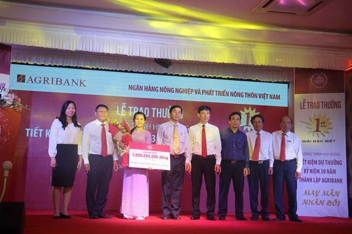 Gửi tiết kiệm ở Agribank, một phụ nữ tr&uacute;ng thưởng 1 tỉ đồng - Ảnh 2.