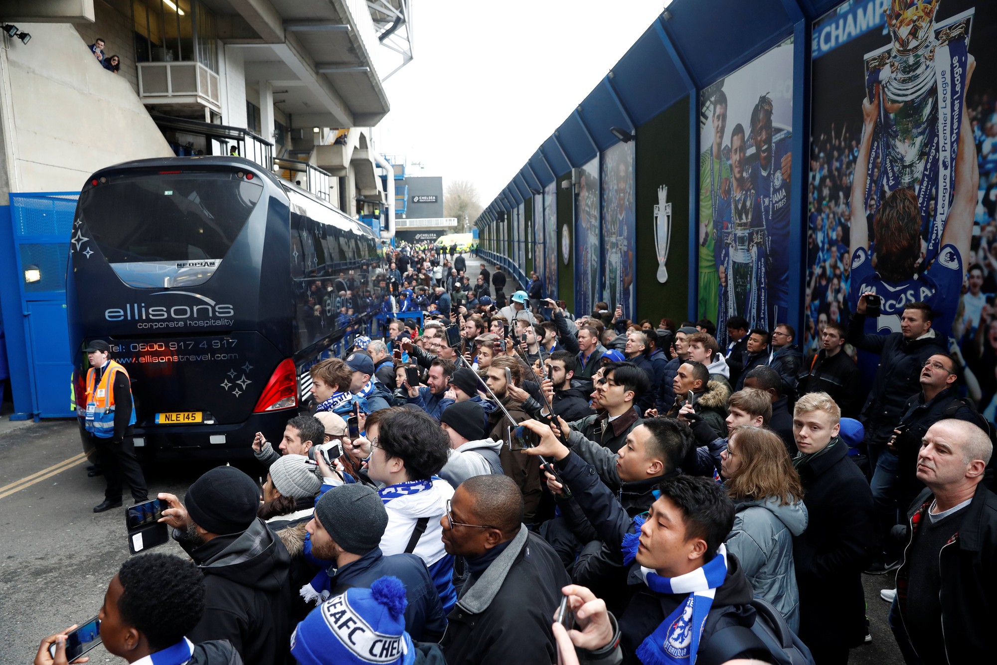 Fan Chelsea đụng độ CĐV Tottenham sau đại chiến