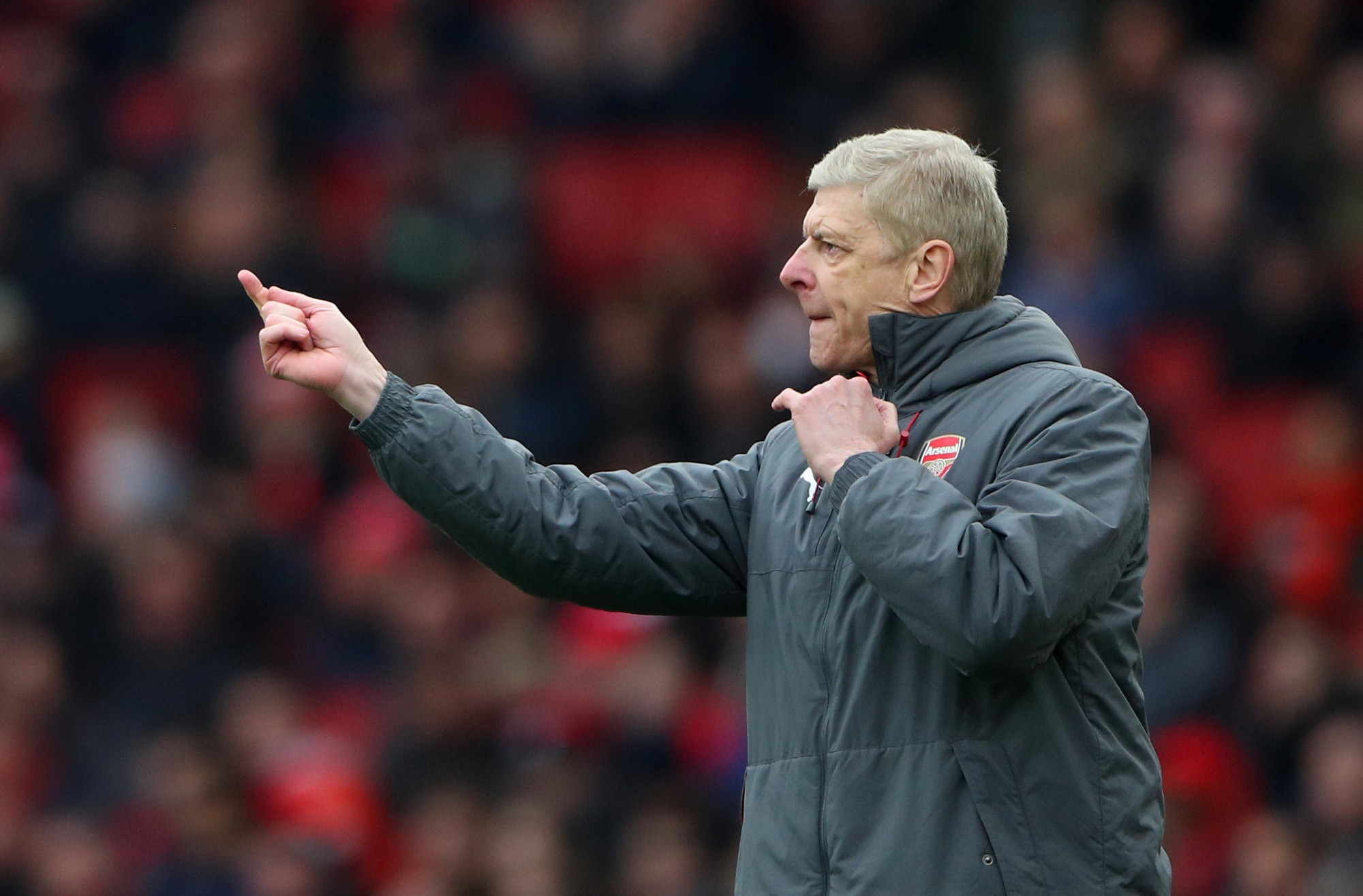 HLV Wenger hi vọng n&iacute;u k&eacute;o người h&acirc;m mộ ở Europa League - Ảnh 2.