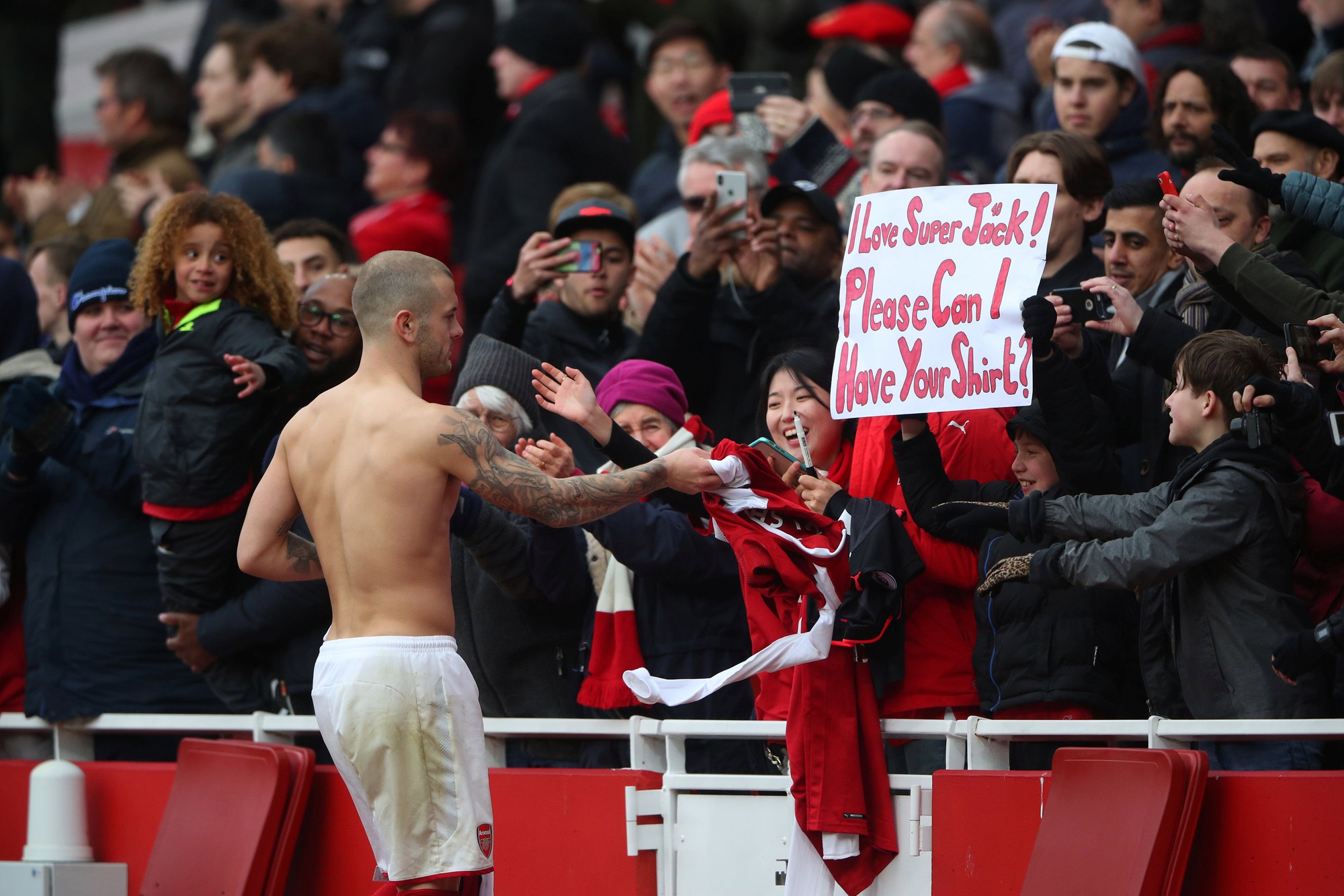 HLV Wenger hi vọng n&iacute;u k&eacute;o người h&acirc;m mộ ở Europa League - Ảnh 1.