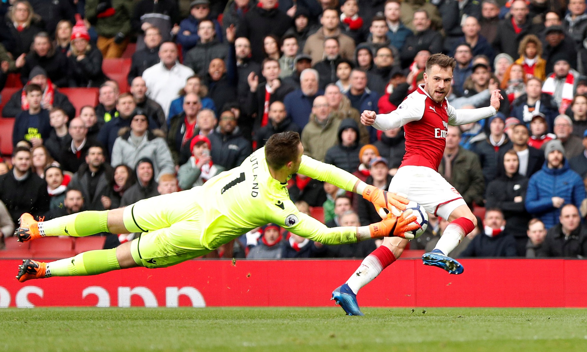HLV Wenger hi vọng n&iacute;u k&eacute;o người h&acirc;m mộ ở Europa League - Ảnh 4.