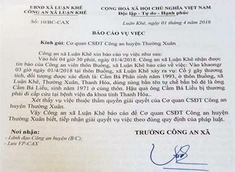 Uống rượu về, con trai lấy s&uacute;ng tự chế bắn bố đẻ - Ảnh 1.