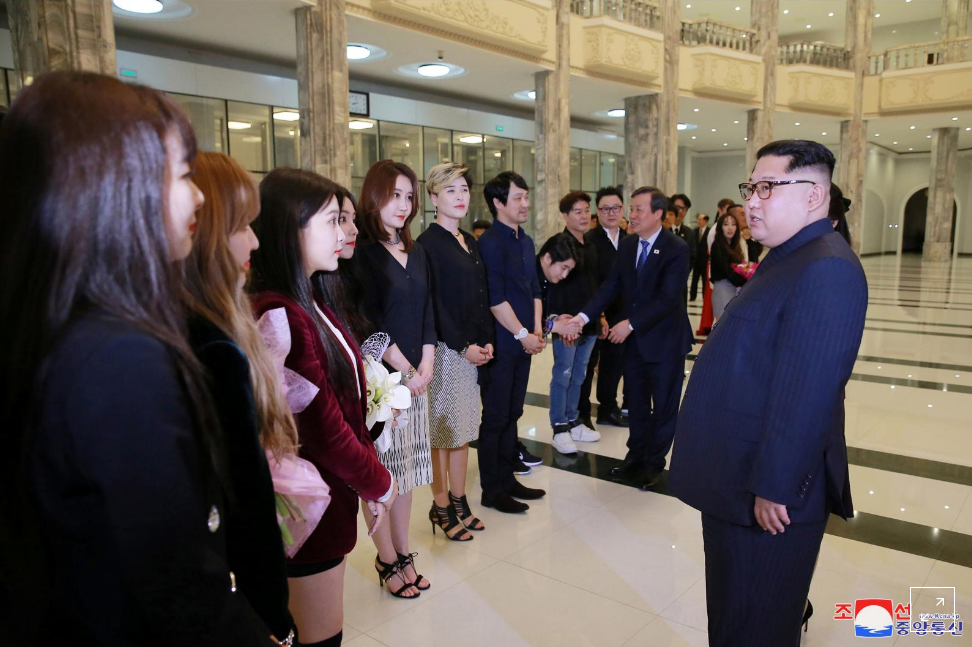 Vợ chồng ông Kim Jong-un vỗ tay tán thưởng nghệ sĩ Hàn Quốc