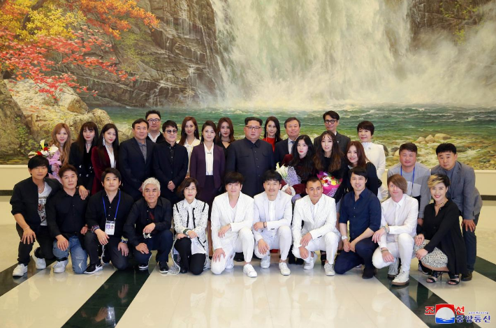 Vợ chồng &ocirc;ng Kim Jong-un vỗ tay t&aacute;n thưởng nghệ sĩ H&agrave;n Quốc - Ảnh 4.