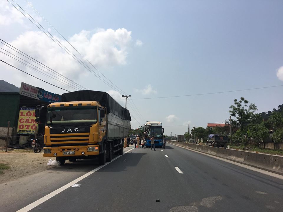 Hơn 30 h&agrave;nh kh&aacute;ch hoảng loạn khi xe kh&aacute;ch t&ocirc;ng xe tải rẽ đột ngột - Ảnh 1.