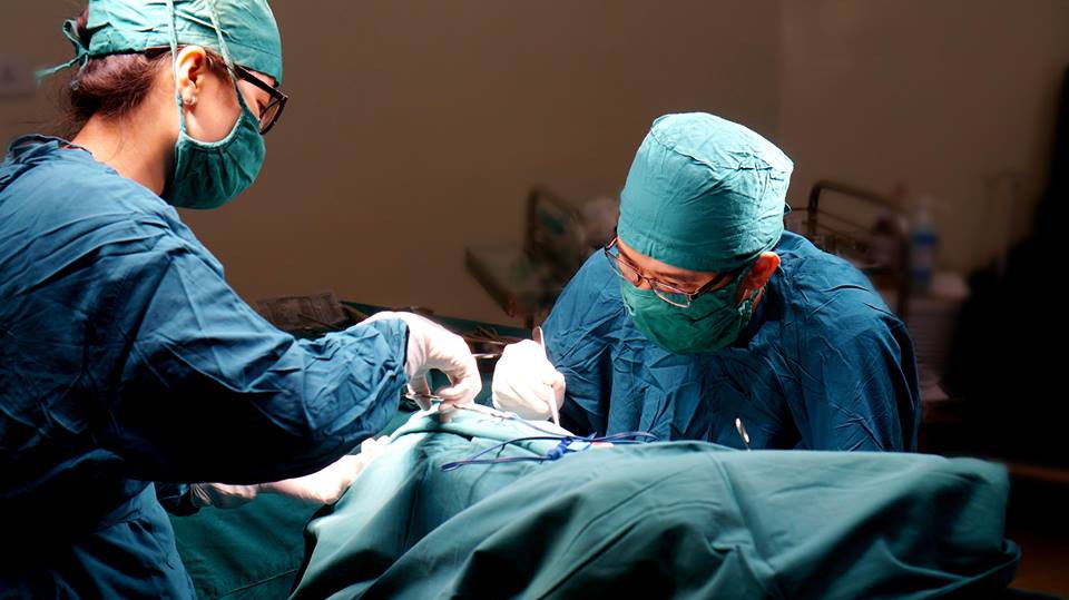 Ăn xiên cá viên chiên, bị que đâm thủng hậu môn - Ảnh 2.