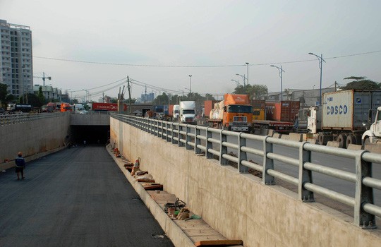 Cầu vượt nút giao Mỹ Thủy không thể về đích trước lễ 30-4