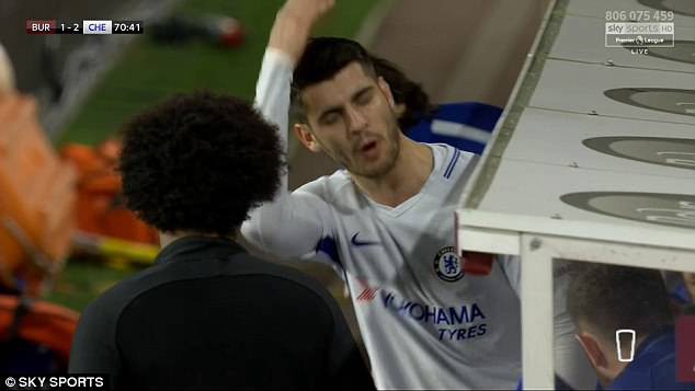Dứt điểm dở tệ, Morata bị "ném đá"