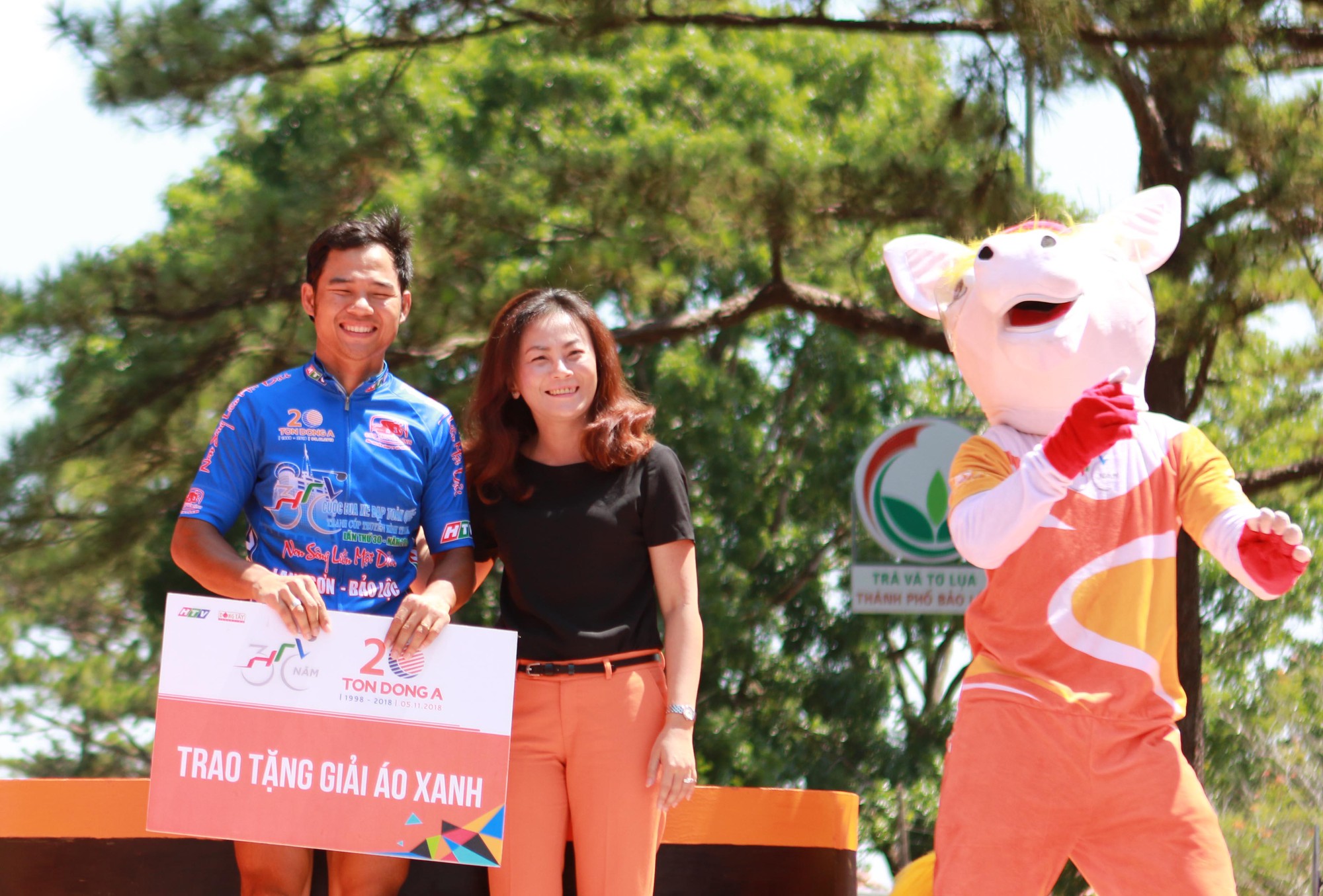Ng&atilde; khi đang r&uacute;t về đ&iacute;ch, L&ecirc; Nguyệt Minh bị thu hẹp điểm &Aacute;o xanh - Ảnh 9.