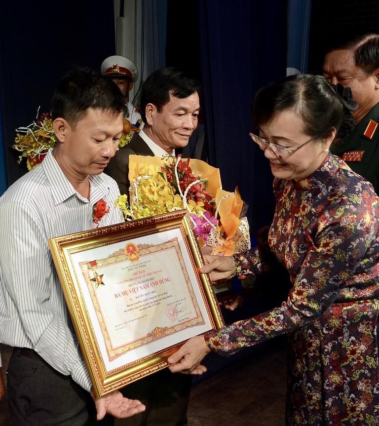 Tự h&agrave;o được truy tặng danh hiệu B&agrave; Mẹ Việt Nam Anh h&ugrave;ng - Ảnh 2.