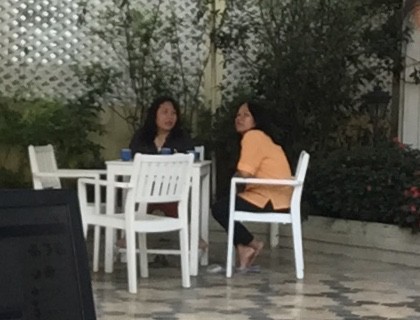 Chuyện lạ ở Huế: Cán bộ ngồi quán cà phê... ký giấy tờ - Ảnh 1.