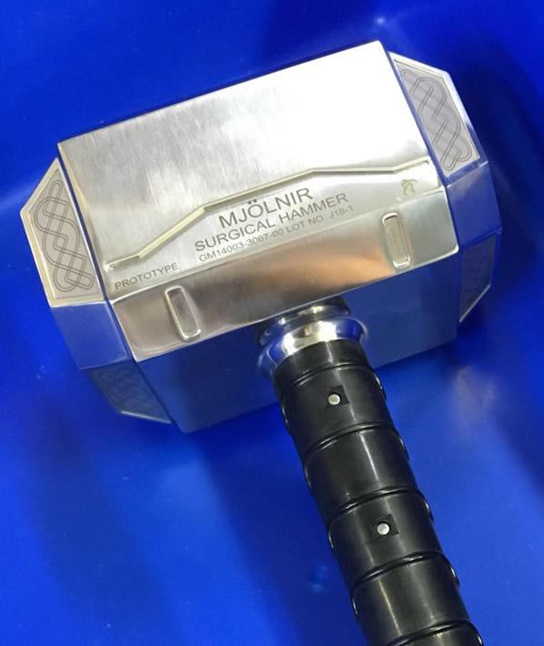 Dùng búa thần Thor làm dụng cụ phẫu thuật - Ảnh 1.