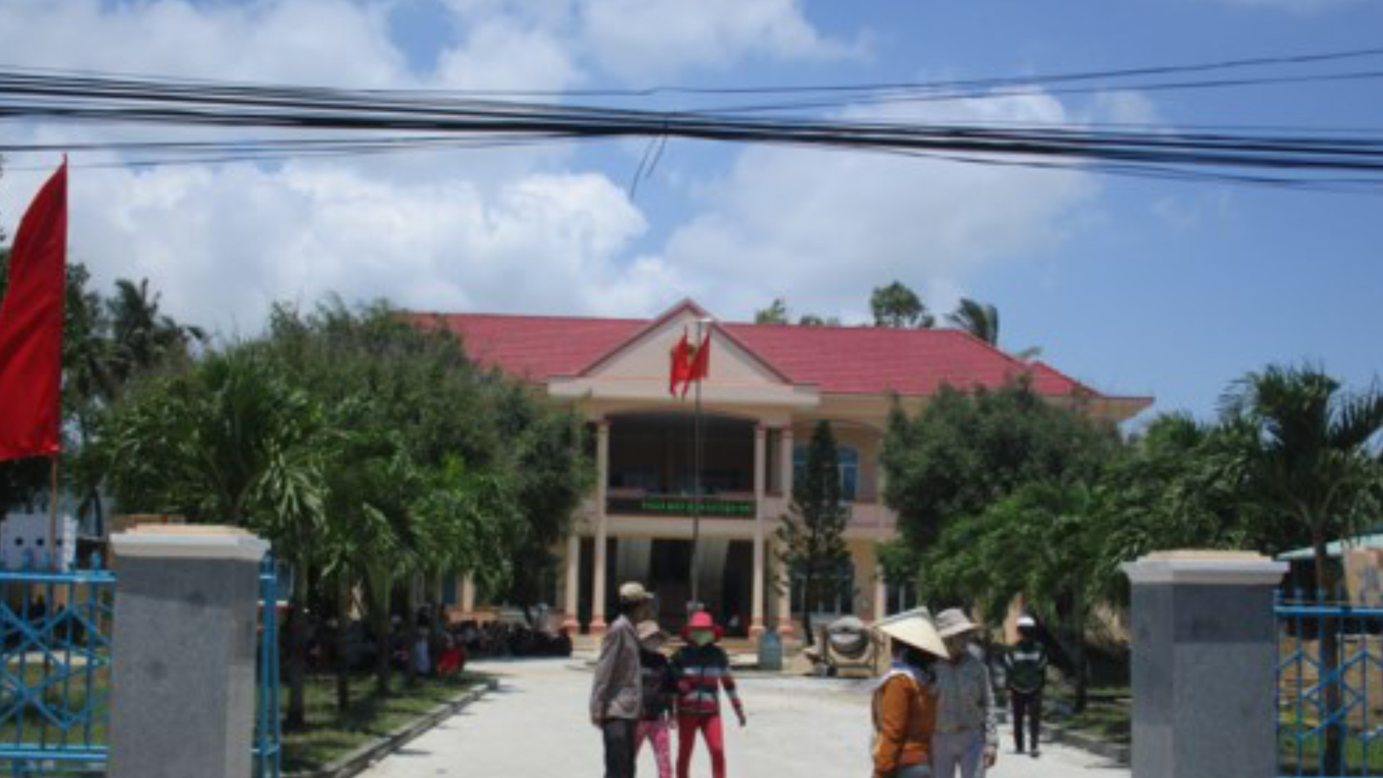Bình Định: Không được chặn xe QL1, dân đến trụ sở xã phản đối