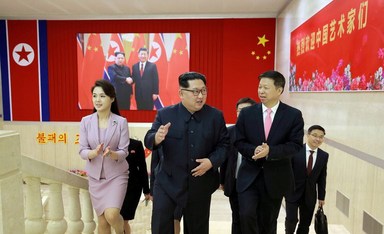 Ông Kim Jong-un bất ngờ xuống nước chưa từng thấy