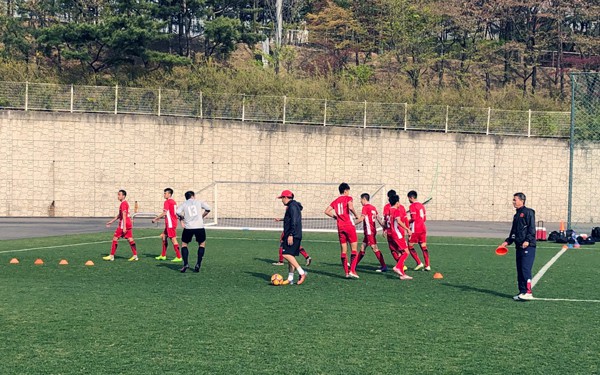 HLV Ho&agrave;ng Anh Tuấn trổ t&agrave;i, U19 Việt Nam h&ograve;a Morocco - Ảnh 2.