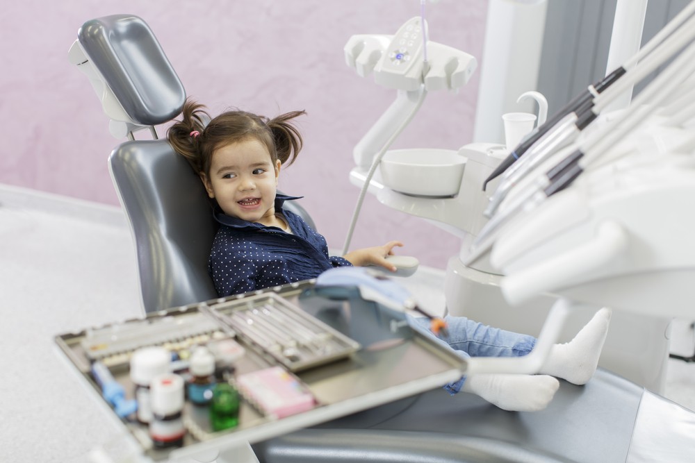 Bé thay răng, chờ lung lay tự nhổ hay đến nha sĩ?