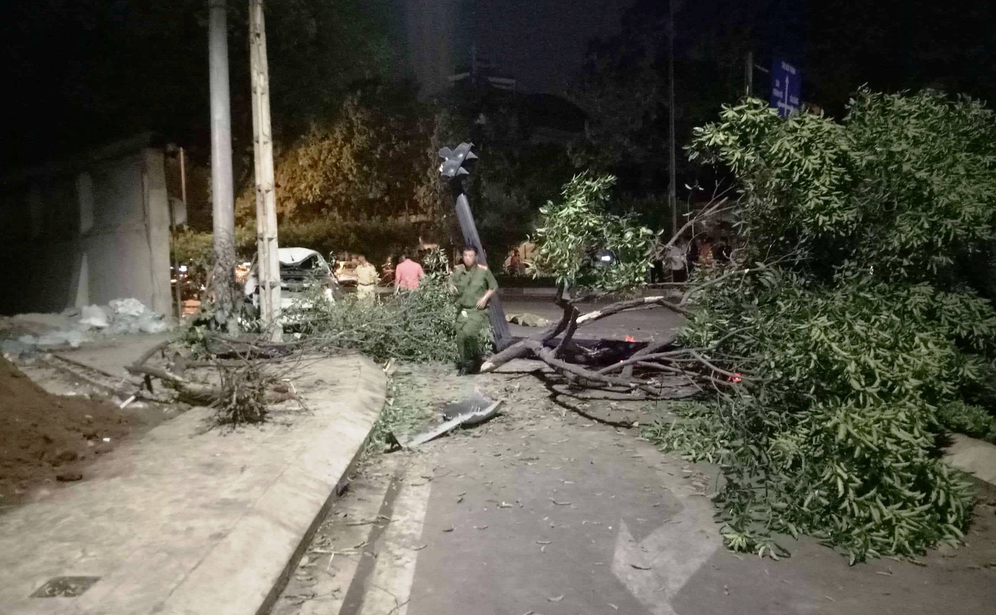 Tai nạn kinh ho&agrave;ng tr&ecirc;n đường Nguyễn Hữu Cảnh, 2 người chết, nhiều người bị thương - Ảnh 3.