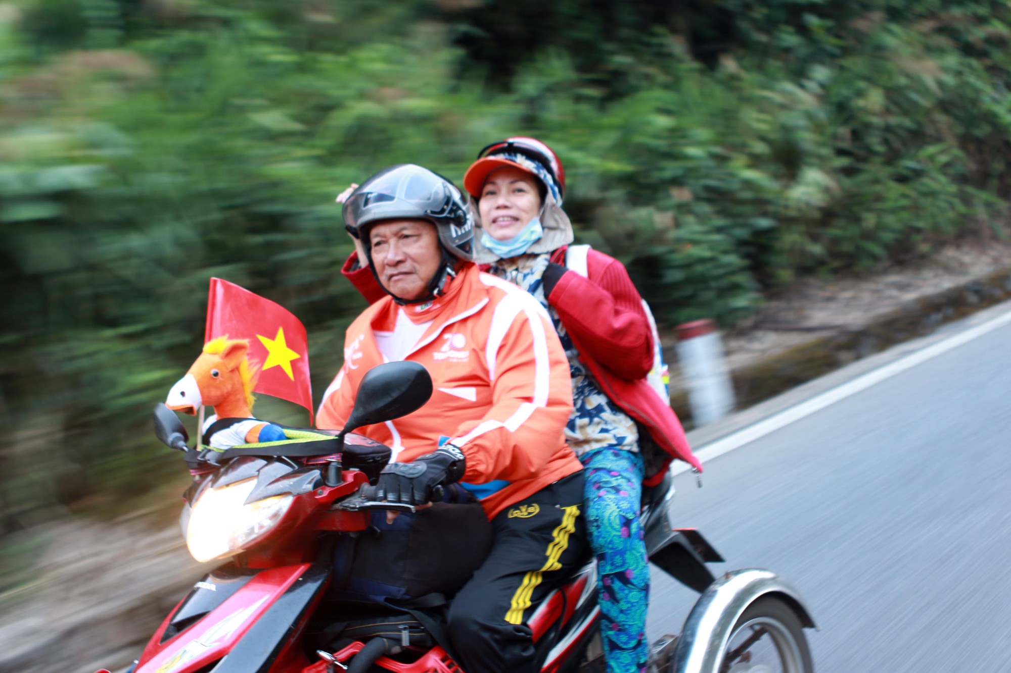 74 tuổi vẫn cưỡi 3 b&aacute;nh theo đo&agrave;n đua - Ảnh 1.