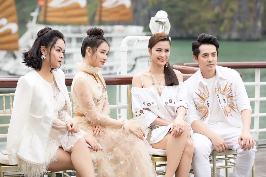 Nh&atilde; Phương xuất hiện xinh xắn tại show thời trang - Ảnh 1.