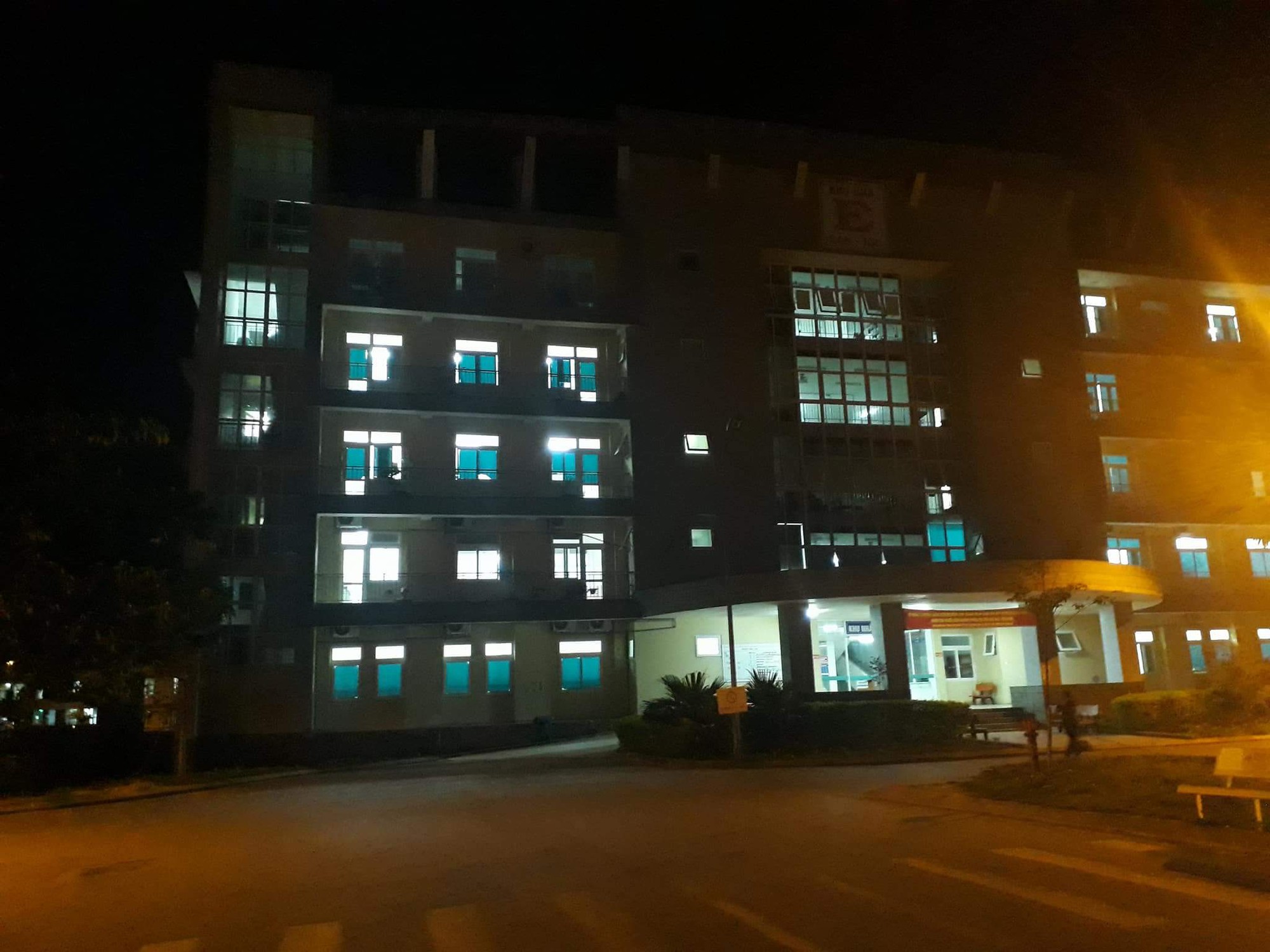  Rơi từ tầng 5 bệnh viện, một phụ nữ tử vong - Ảnh 1.
