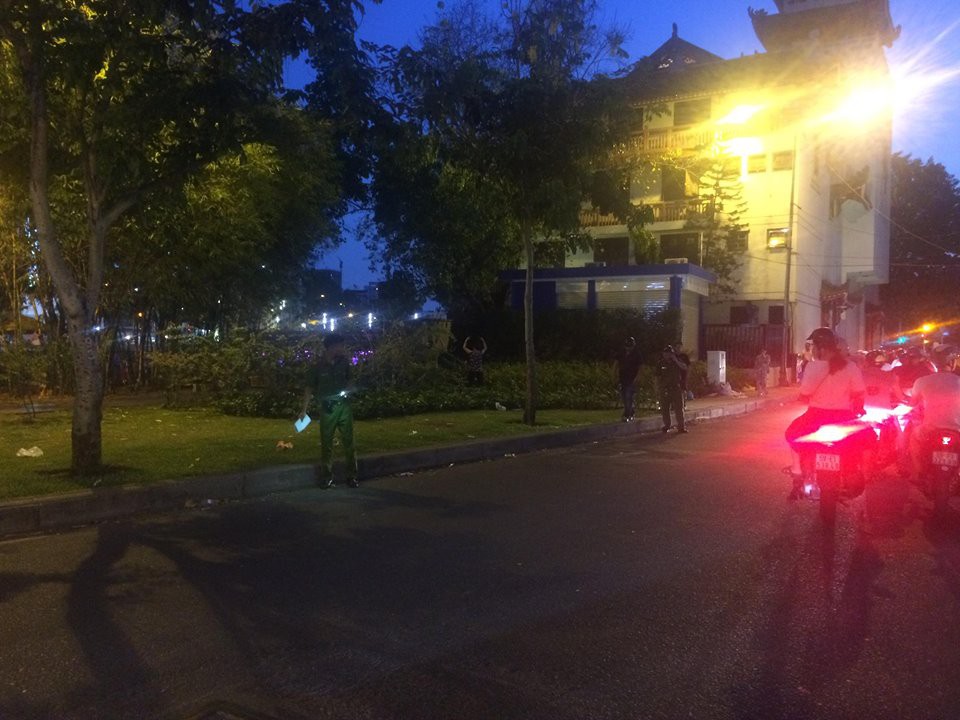 Đang truy xét 2 băng giang hồ hỗn chiến kinh hoàng ở đường Trường Sa - Ảnh 2.