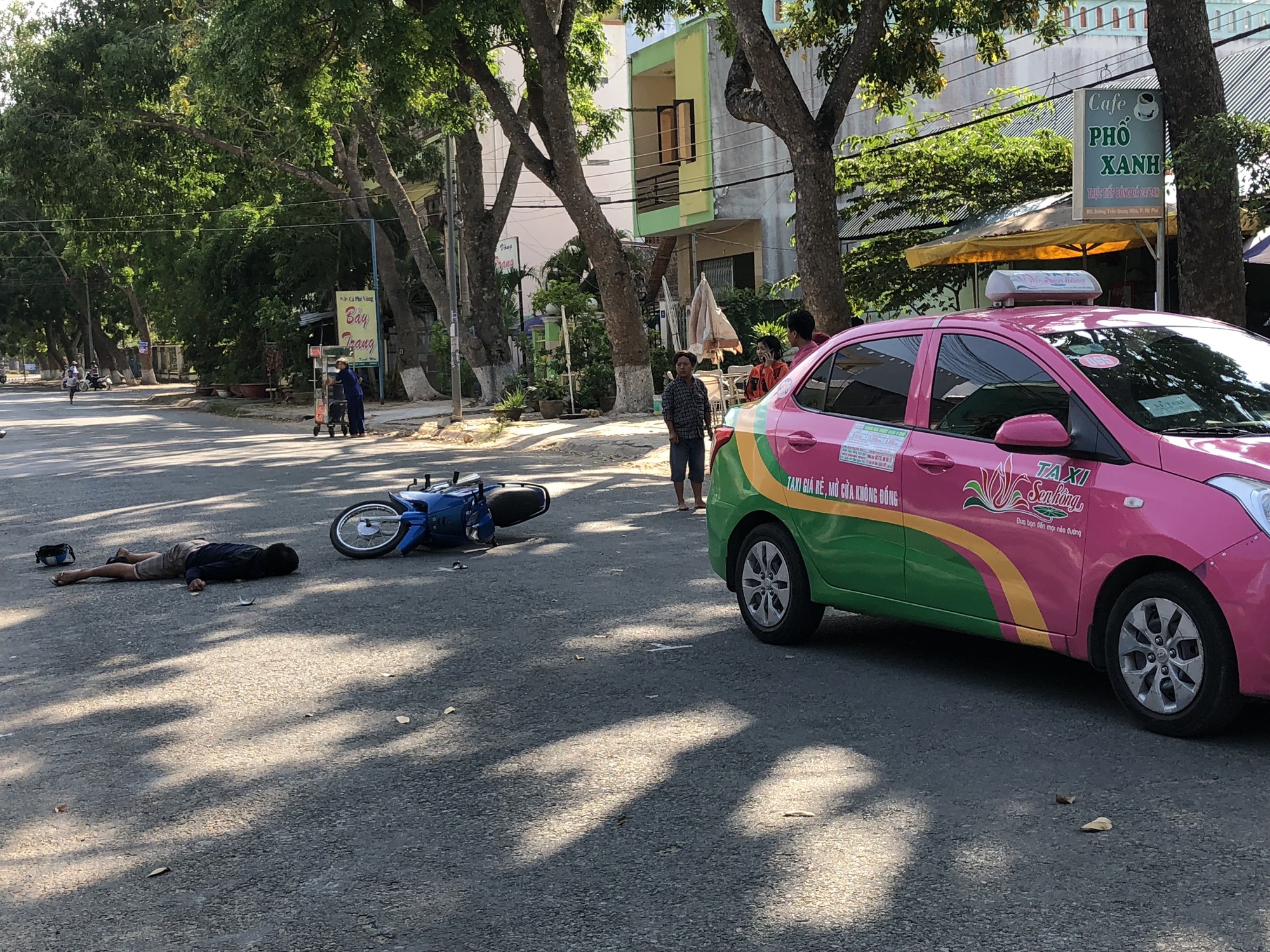 Nam thanh niên tự tông xe taxi, bất tỉnh