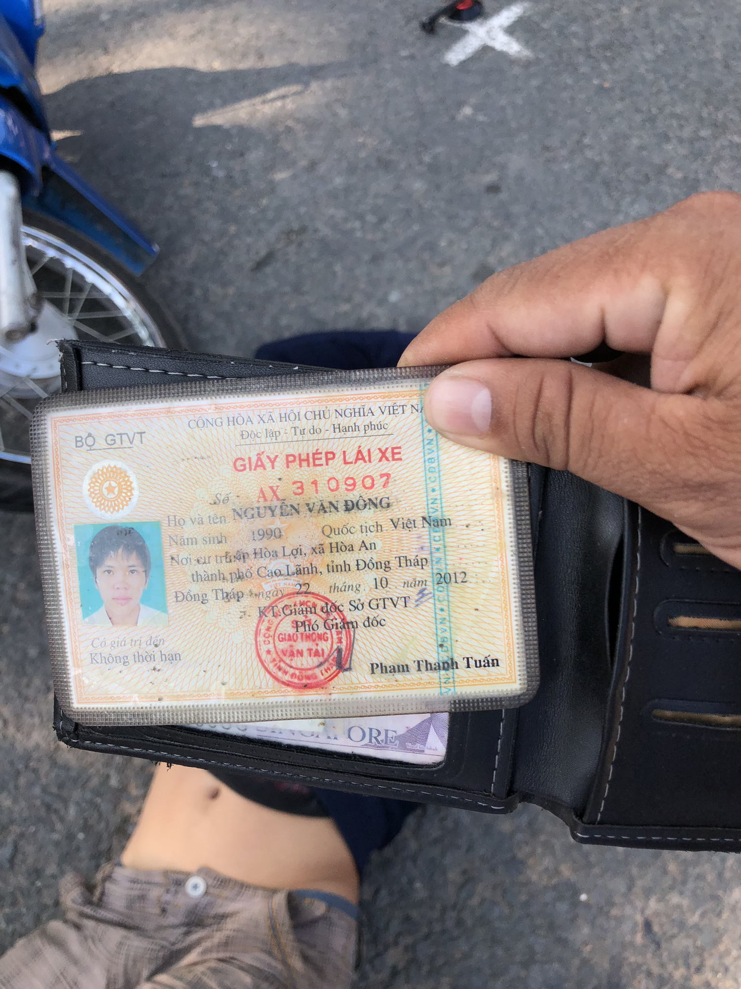 Nam thanh niên tự tông xe taxi, bất tỉnh - Ảnh 2.