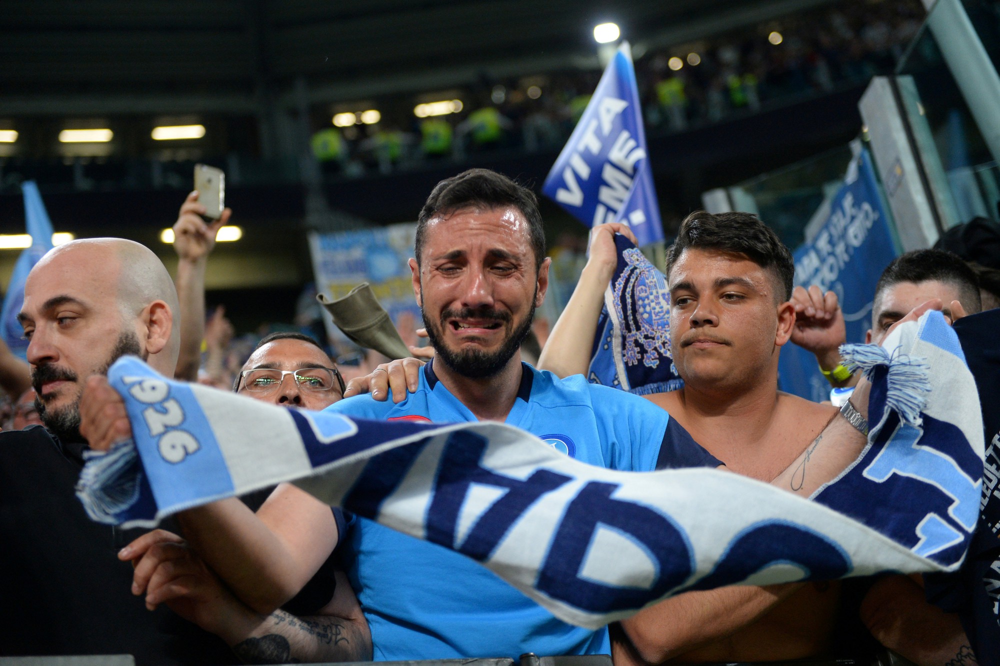 Cổ động viên Napoli bật khóc khi đội nhà hạ Juventus