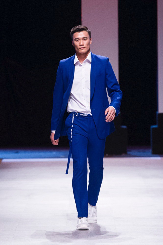 Thủ môn soái ca Bùi Tiến Dũng gây sốt trên sàn catwalk - Ảnh 4.