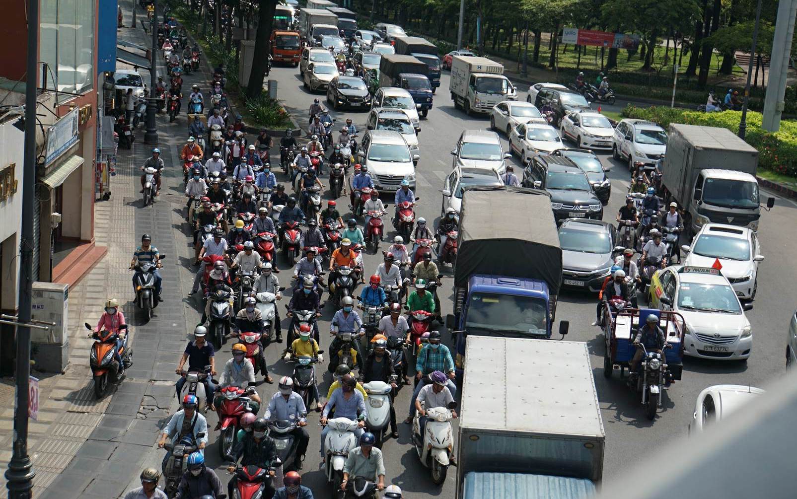 Vòng xoay Lăng Cha Cả hỗn loạn vì 1 thanh niên tự đốt xe - Ảnh 2.