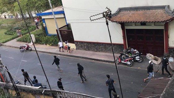 C&oacute; s&uacute;ng tự chế trong vụ hỗn chiến kinh ho&agrave;ng ở đường Trường Sa - Ảnh 2.