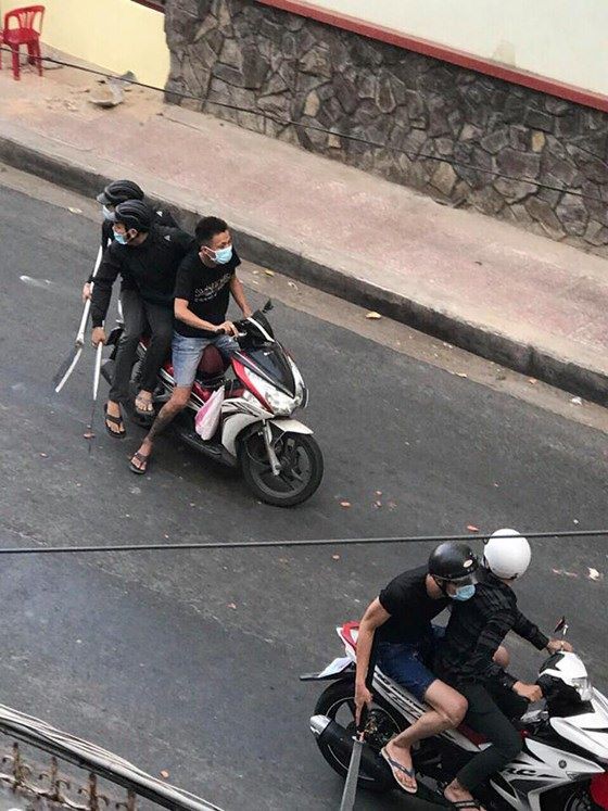 C&oacute; s&uacute;ng tự chế trong vụ hỗn chiến kinh ho&agrave;ng ở đường Trường Sa - Ảnh 3.