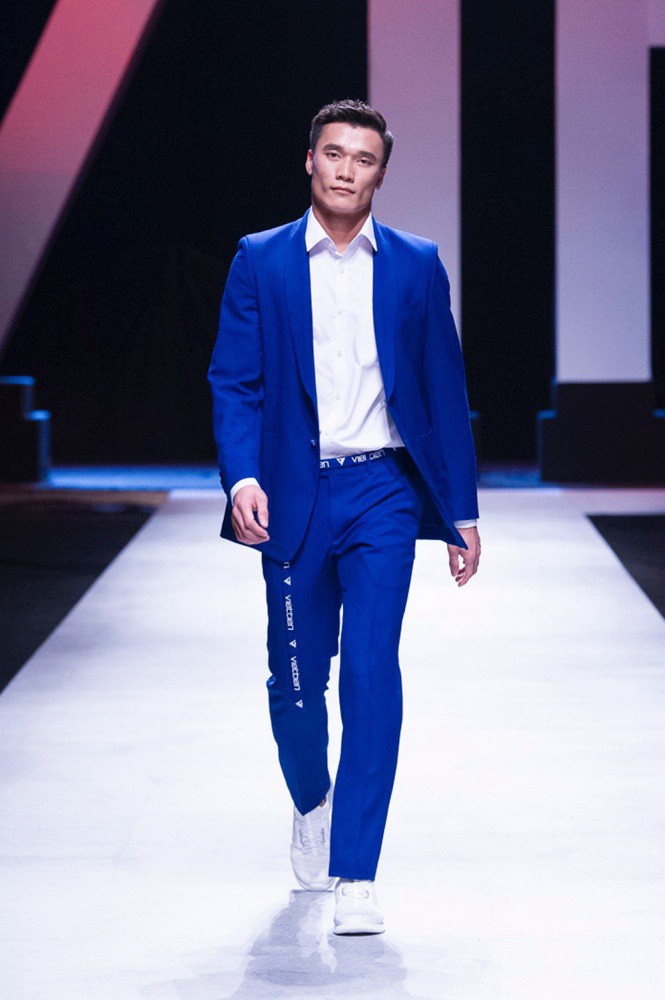 Thủ môn soái ca Bùi Tiến Dũng gây sốt trên sàn catwalk - Ảnh 2.